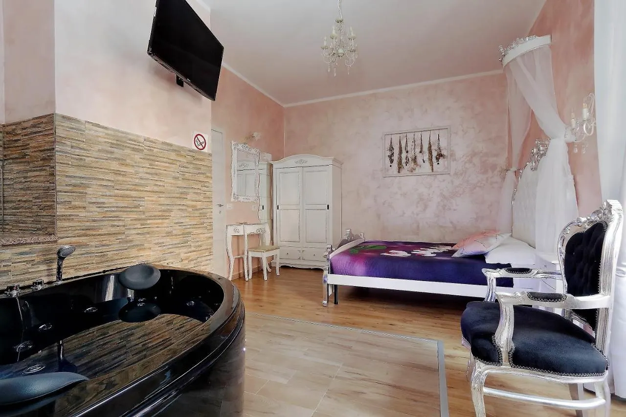 Deluxe Rooms And Chilling Jacuzzi Suite Guesthouse Rzym 2*,