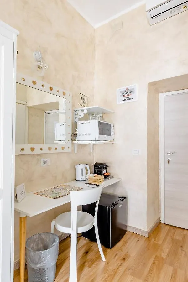 Deluxe Rooms And Chilling Jacuzzi Suite Guesthouse Rzym 2*,
