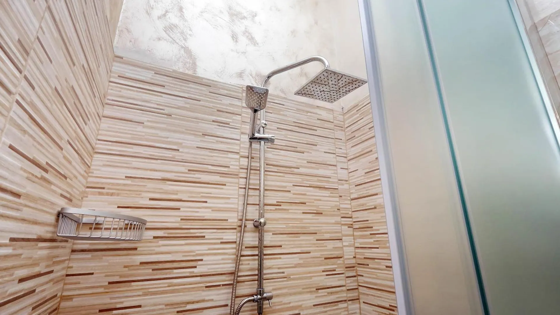 Deluxe Rooms And Chilling Jacuzzi Suite Guesthouse Rzym Pensjonat