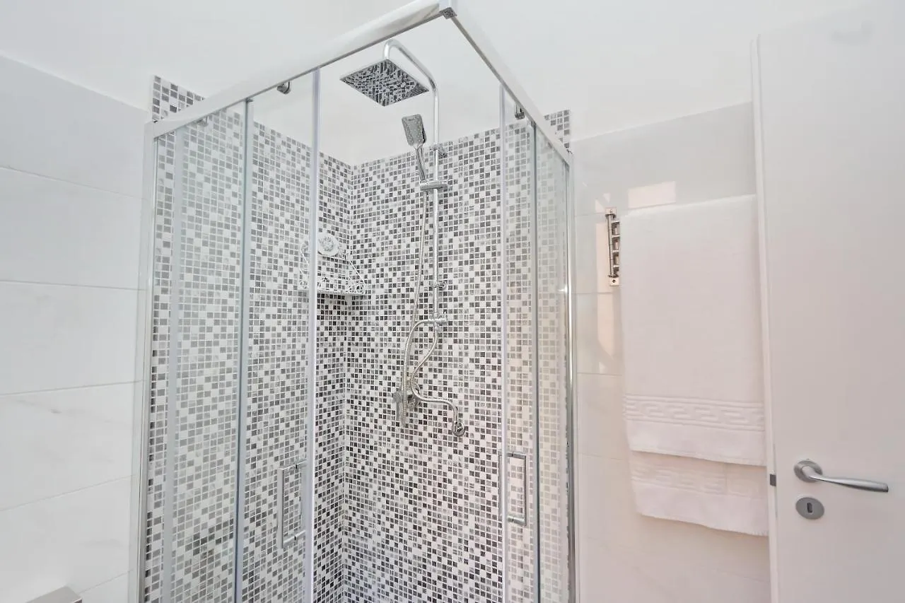 Deluxe Rooms And Chilling Jacuzzi Suite Guesthouse Rzym Pensjonat