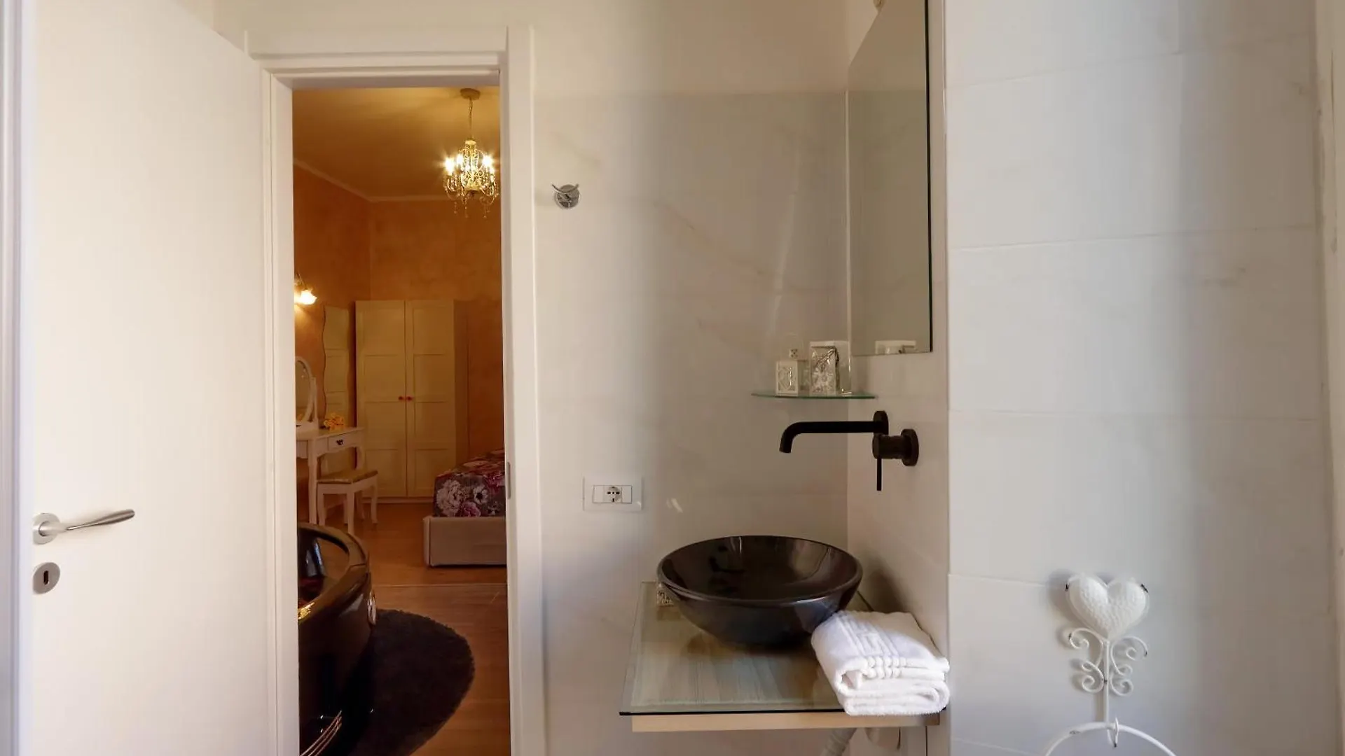 Deluxe Rooms And Chilling Jacuzzi Suite Guesthouse Roma